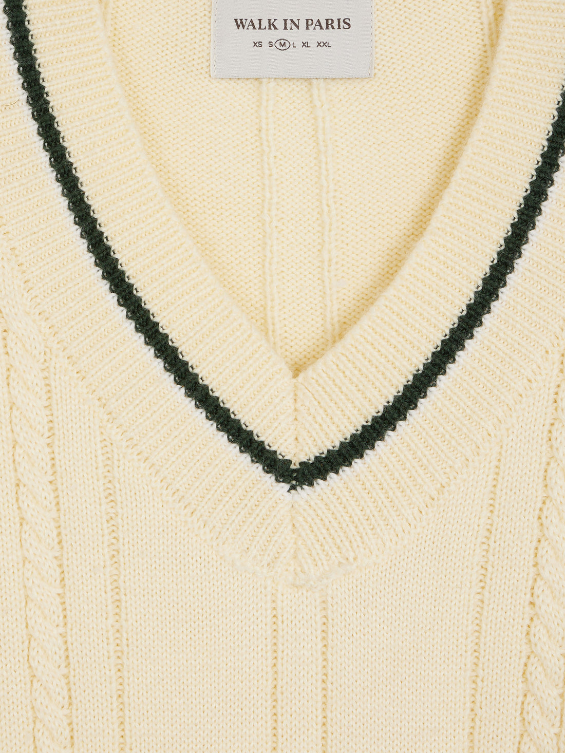 Le pull en maille beige