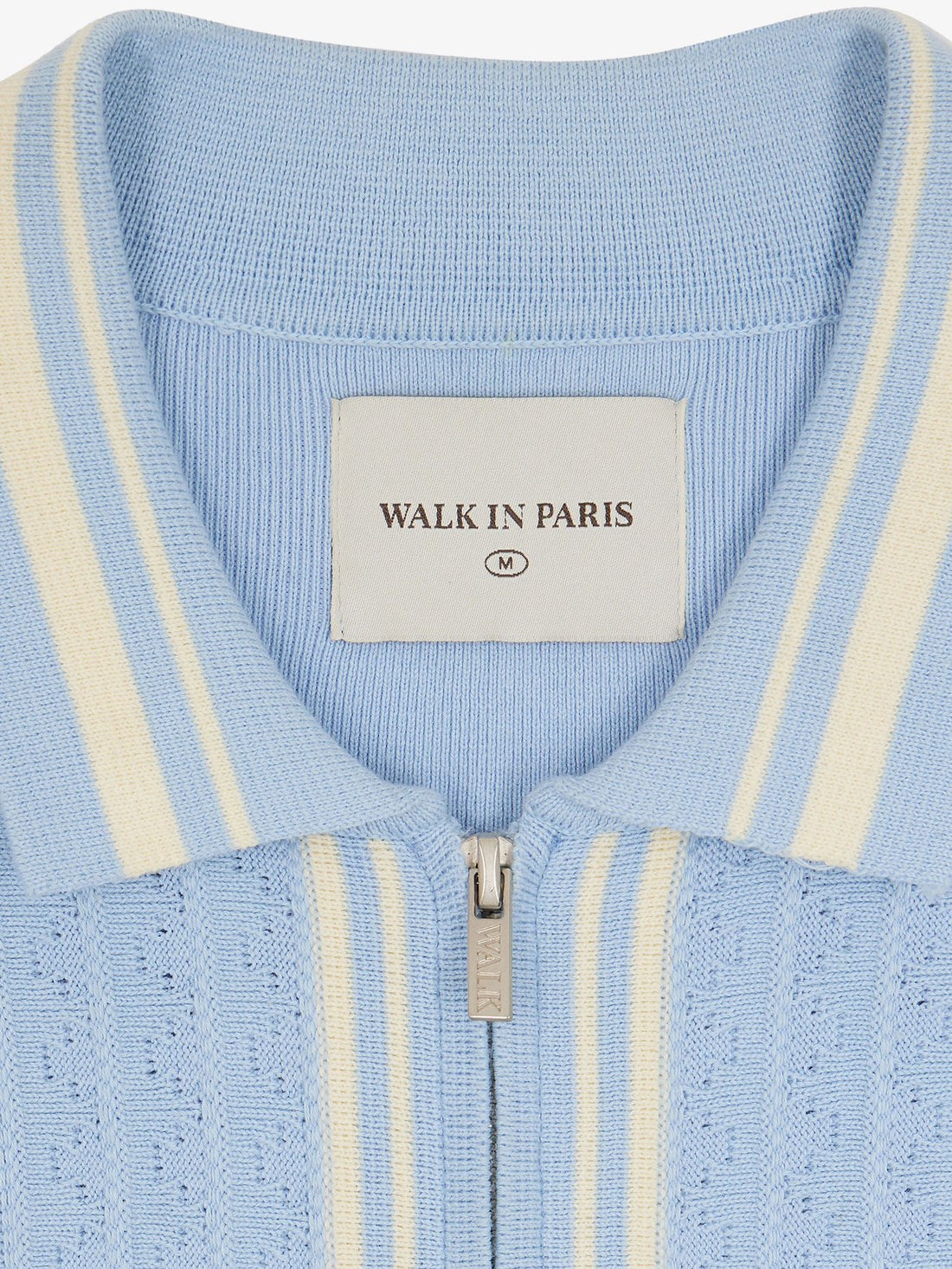 Le cardigan bleu à manches longues