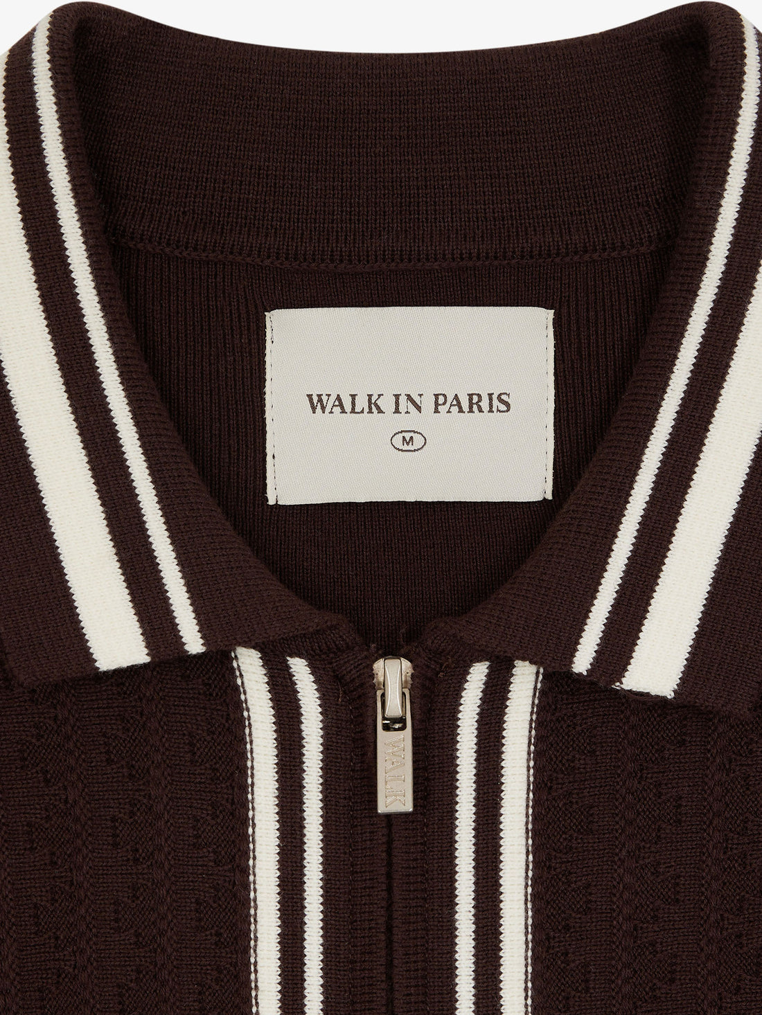 Le cardigan marron à manches longues