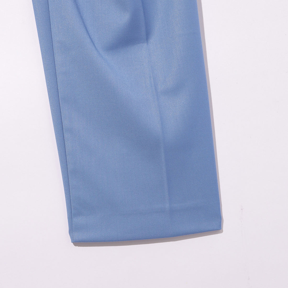 Le pantalon de costume bleu ciel