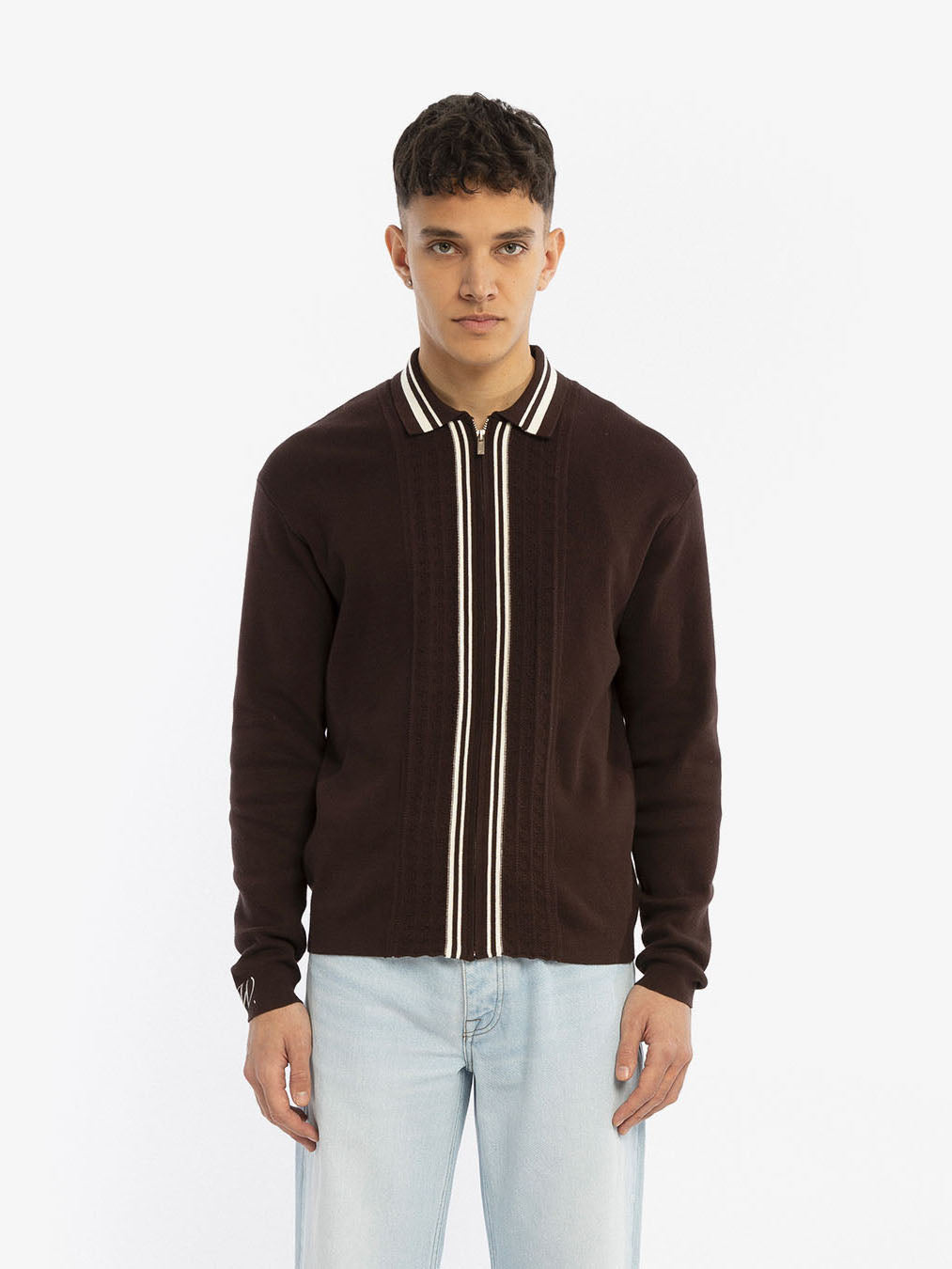 Le cardigan marron à manches longues