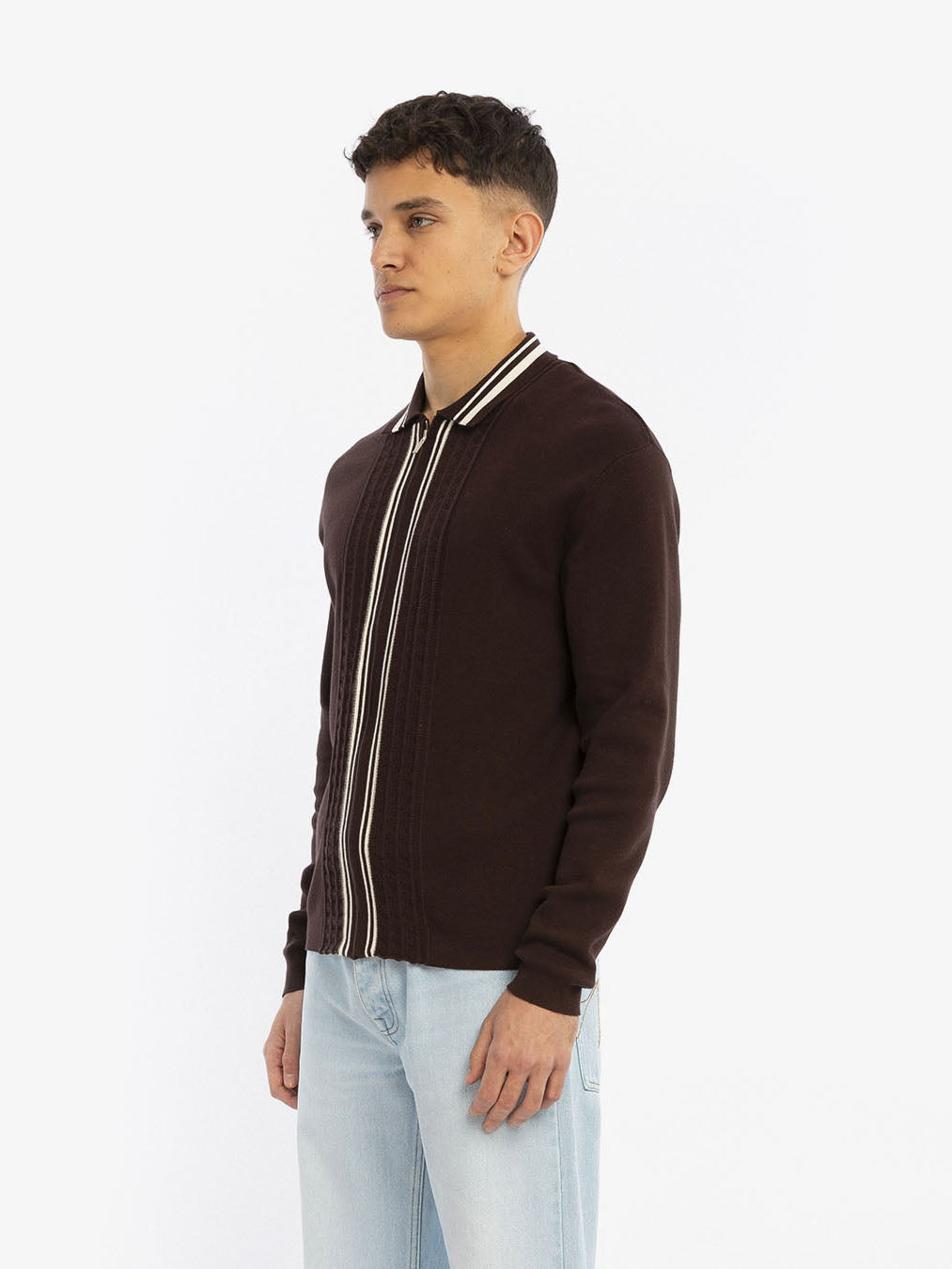 Le cardigan marron à manches longues