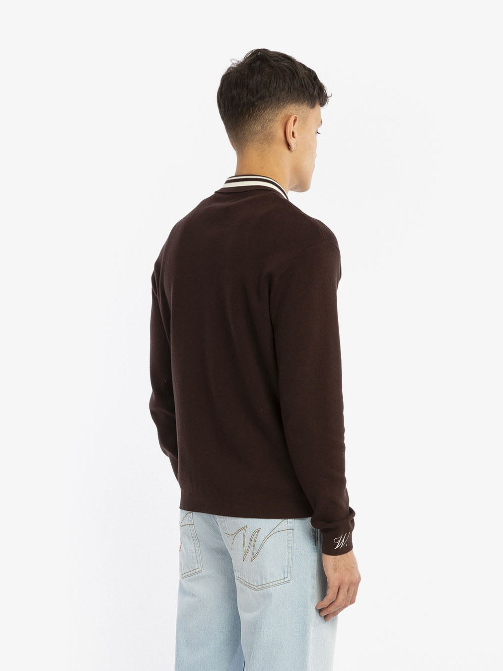 Le cardigan marron à manches longues