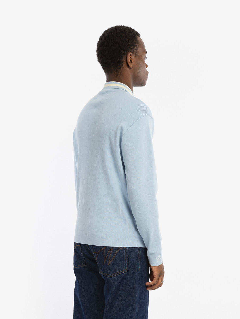 Le cardigan bleu à manches longues