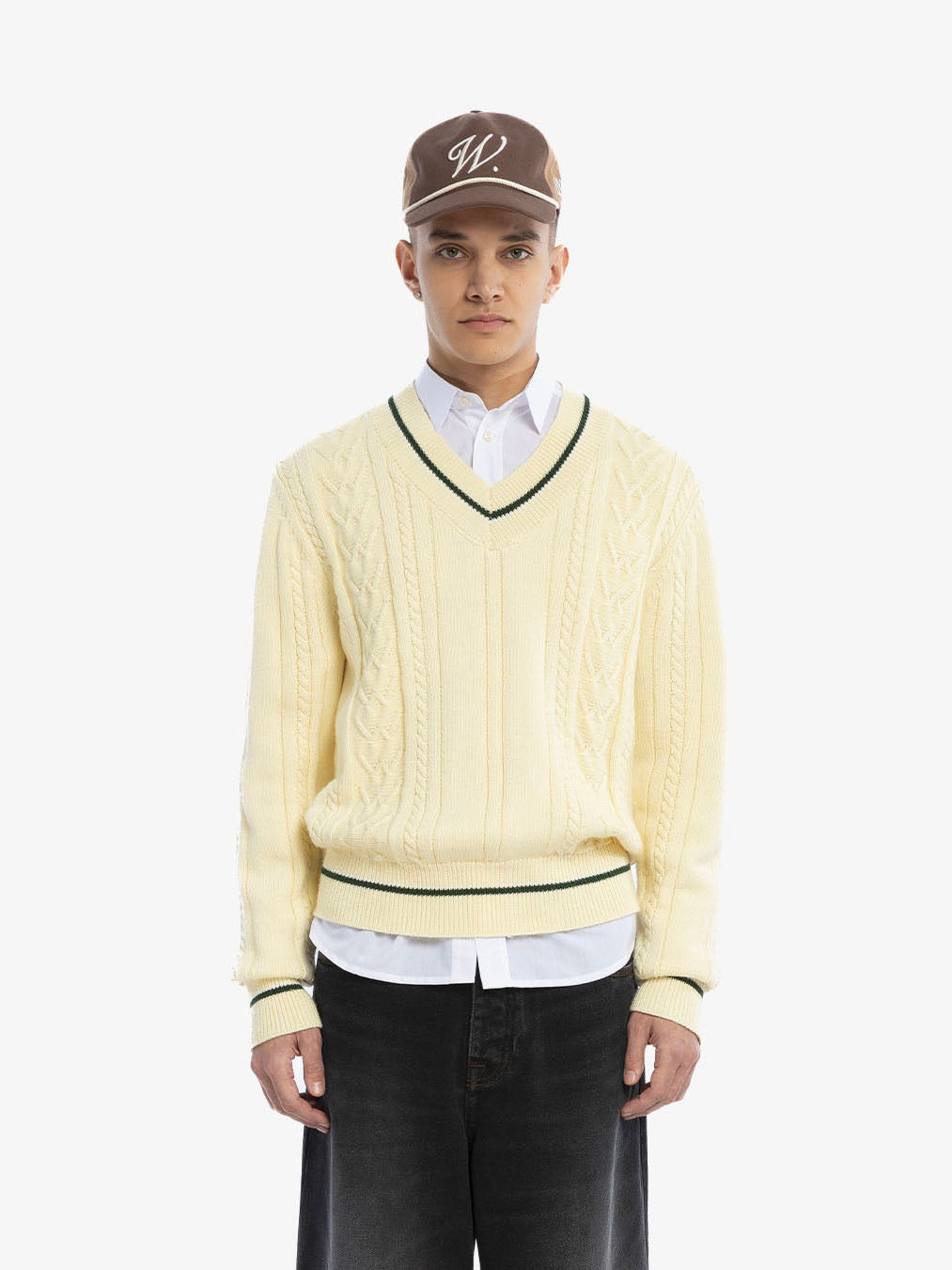 Le pull en maille beige