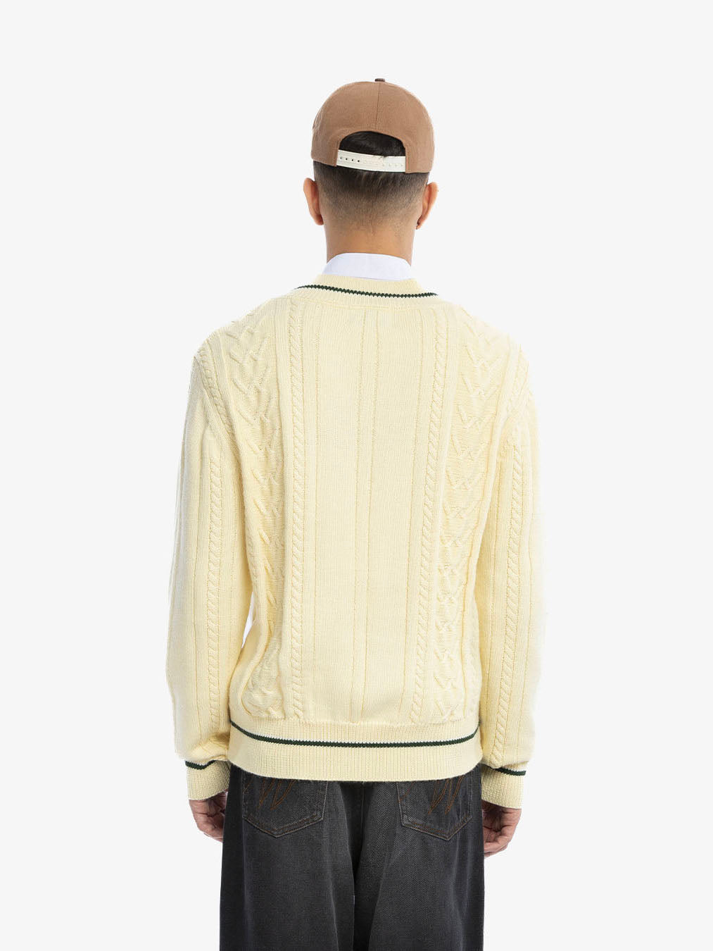 Le pull en maille beige