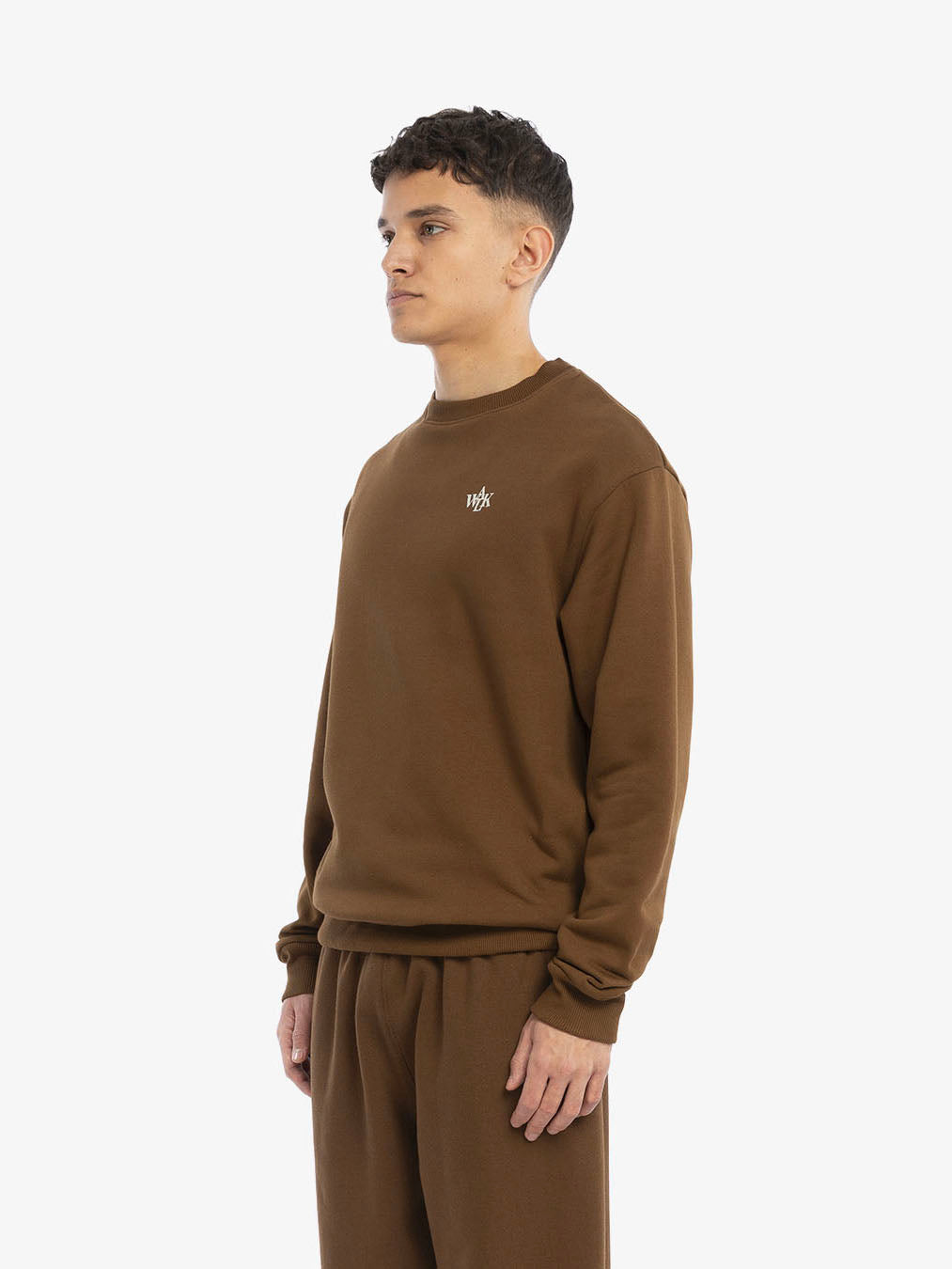 Le sweatshirt molletonné marron