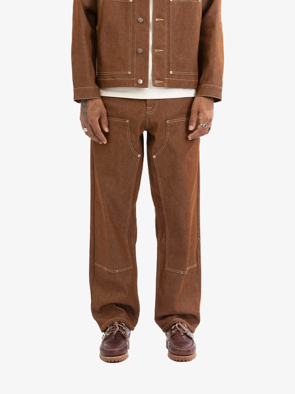 Le pantalon de menuisier en denim marron