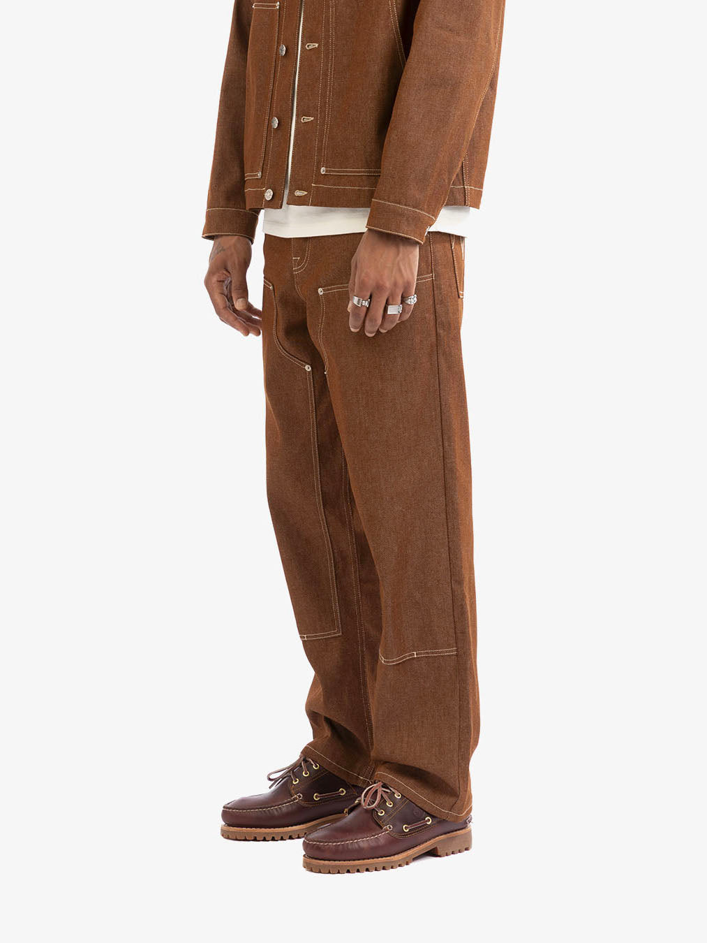 Le pantalon de menuisier en denim marron
