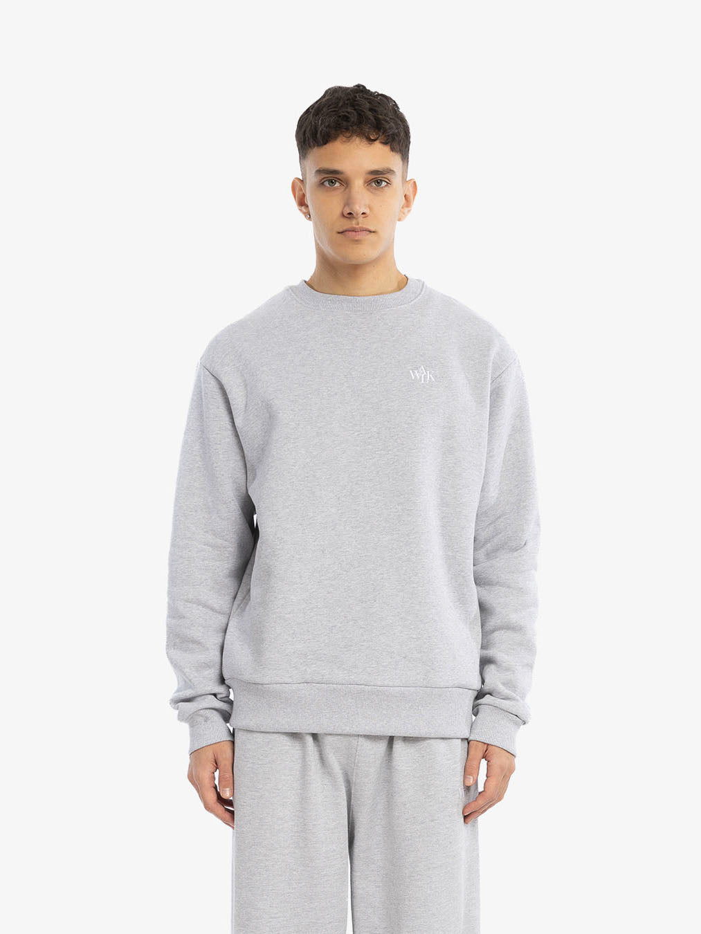 Le sweat-shirt molletonné gris