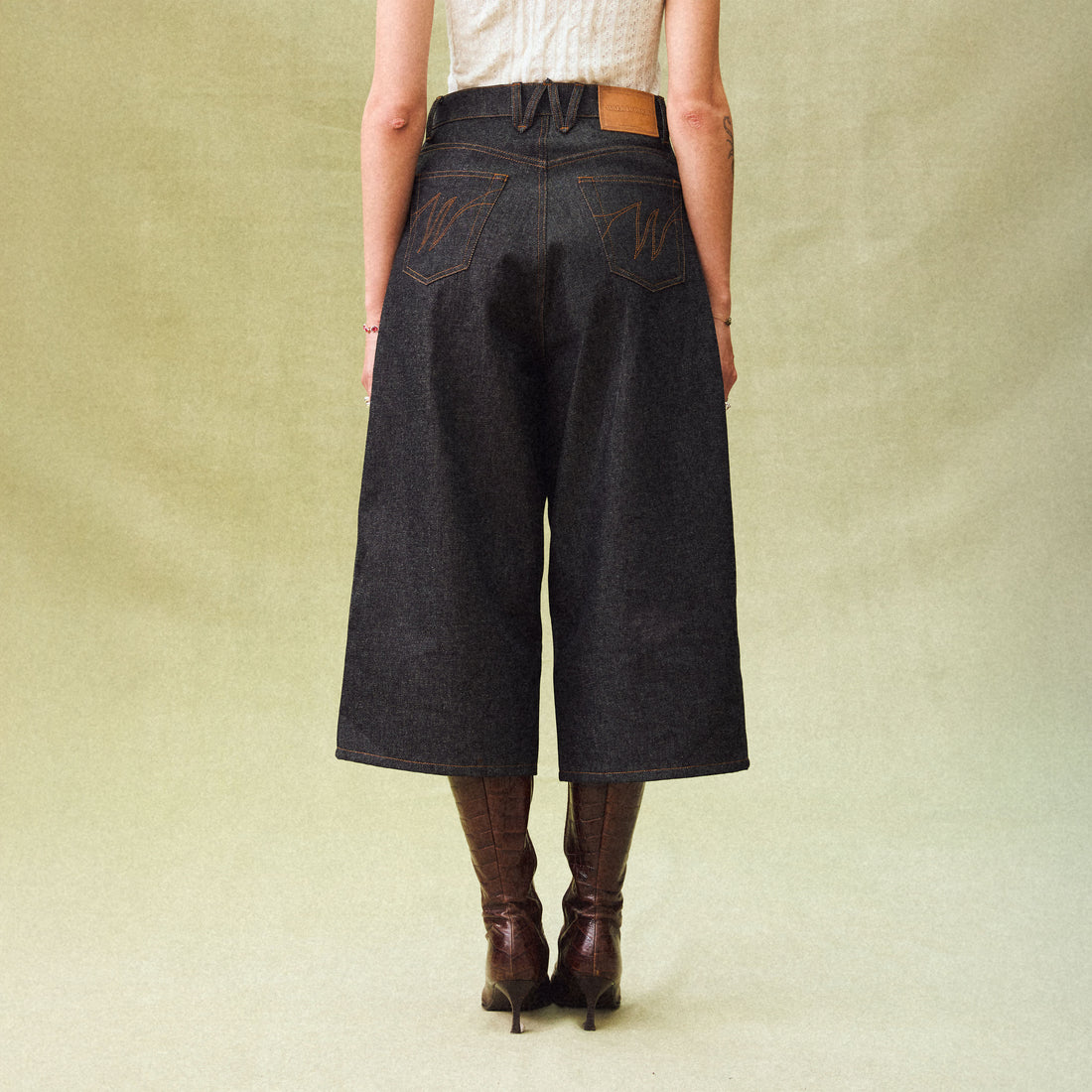 Le short ballon en denim indigo