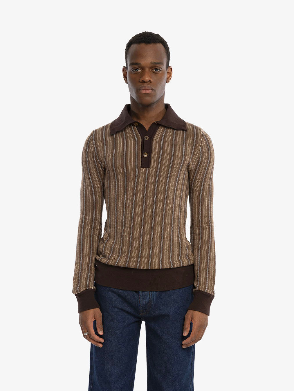 Le pull marron à manches longues