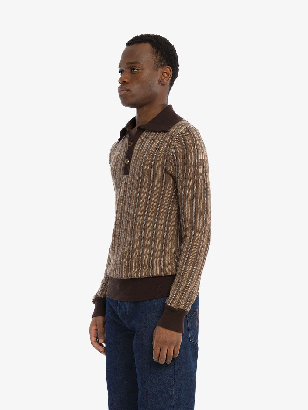 Le pull marron à manches longues