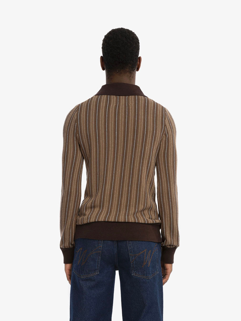 Le pull marron à manches longues