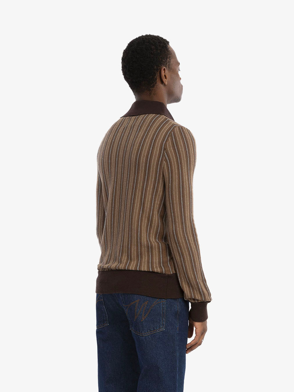 Le pull marron à manches longues